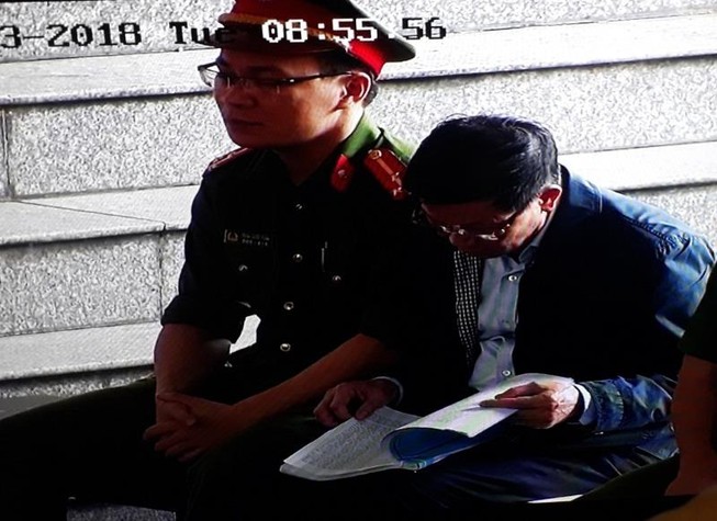 Phan Văn Vĩnh chăm chú đọc từng trang cáo trạng truy tố mình