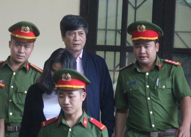 Sau ông Vĩnh, tới ông Hóa phải vào phòng y tế vì huyết áp tăng