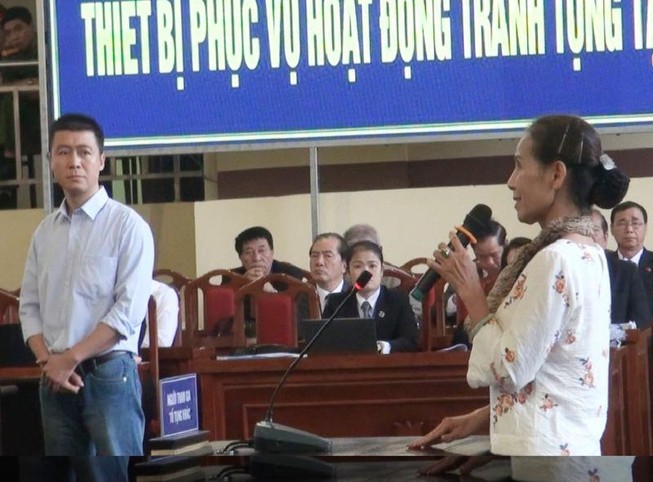 Dì ruột và mẹ nghẹn ngào khi nói về bị cáo Phan Sào Nam