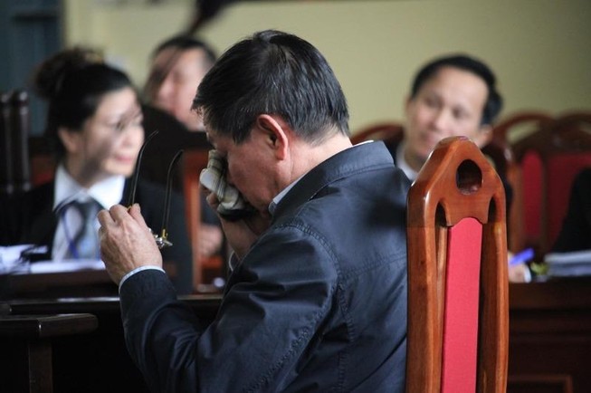 Cựu tướng Phan Văn Vĩnh liên tục lau mắt, dùng quyền im lặng