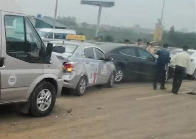 4 ô tô tông liên hoàn vì đống bùn đất giữa đường