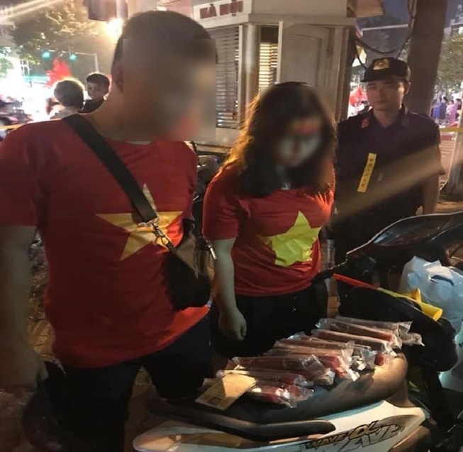 Đôi nam nữ mang cả 'kho' pháo ra đường
