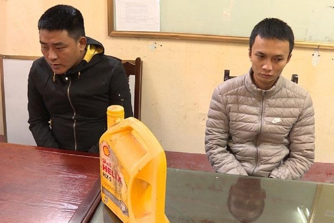 Bắt quả tang 'tín dụng đen' ném chất bẩn vào nhà con nợ