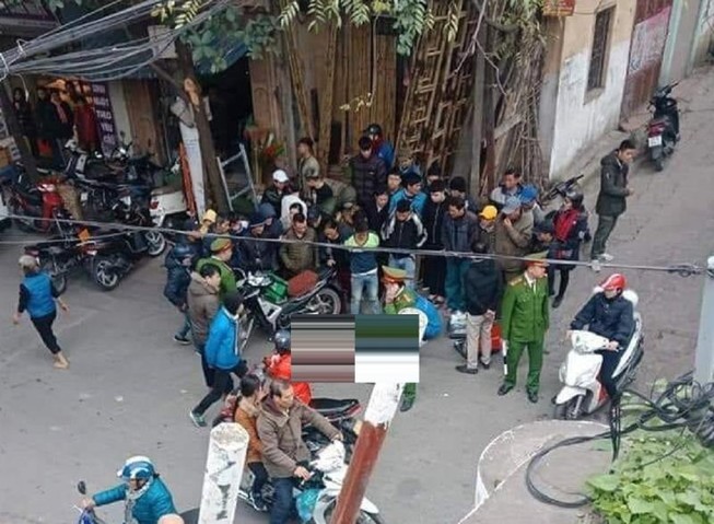 Tài xế mặc áo Grab tử vong giữa đường phố Hà Nội