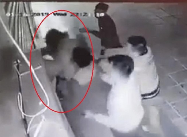 Cô gái trẻ bị 4 thanh niên trêu ghẹo, hành hung dã man