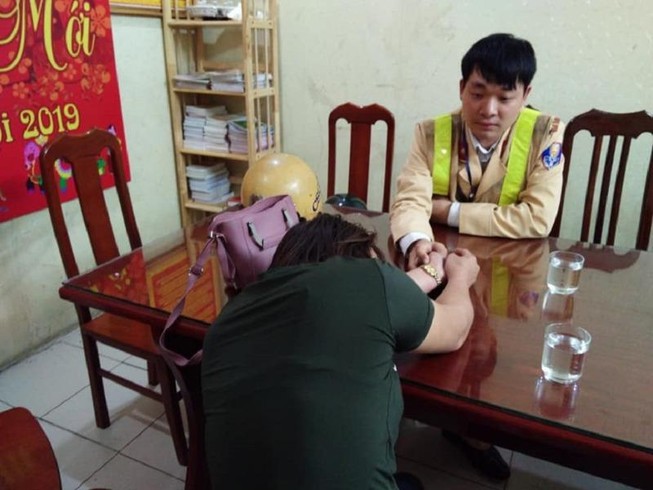 CSGT cứu người phụ nữ cầm kéo định nhảy cầu tự tử