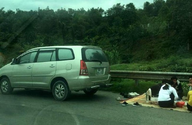 Dừng xe cao tốc, trải chiếu và mở nồi cơm điện ăn uống
