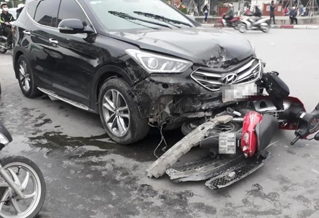 Bị CSGT tuýt còi, tài xế ô tô tông hàng loạt xe chờ đèn đỏ
