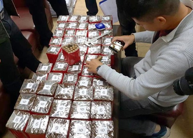 Tạm giữ 10.000 điếu xì gà 'vô chủ' qua đường hàng không