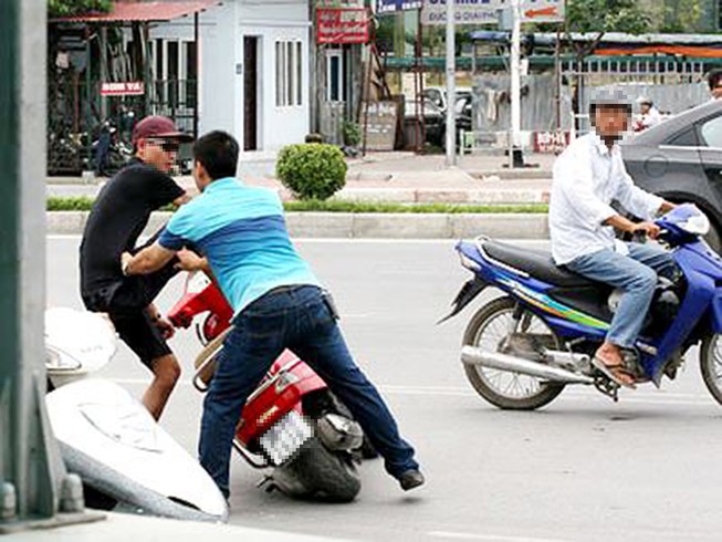 Hình sự hóa trang tóm gọn 3 tên cướp chém nhóm xe ôm