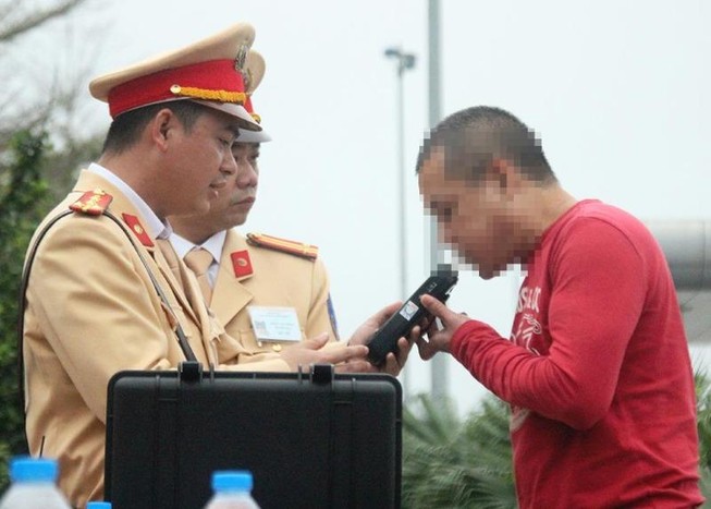 Có nên công khai nơi ở, cơ quan của người vi phạm giao thông?