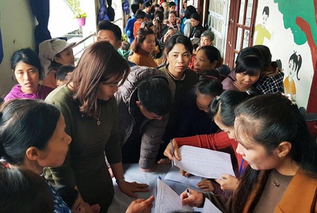 Phụ huynh xếp hàng đăng ký cho con xét nghiệm sán lợn tại trường mầm non Thanh Khương sáng 18/3. Ảnh minh họa. Nguồn: VNE