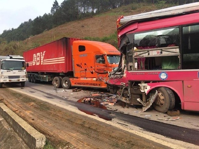 Xe khách bẹp đầu trước container trên quốc lộ