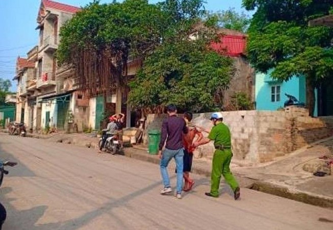 Con trai nghi ngáo đá chém trọng thương cha mẹ