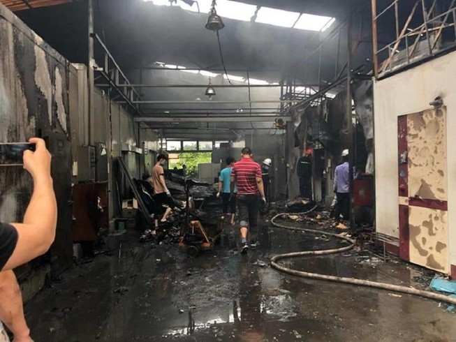Người thân ngóng tin 8 nạn nhân vụ cháy kinh hoàng ở Hà Nội