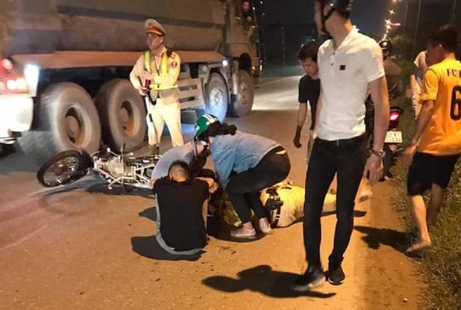 Thiếu tá CSGT bị tông ngã khi đang xử lý vi phạm