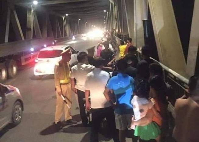 Chồng chết, người phụ nữ nhảy sông bỏ lại hai con nhỏ