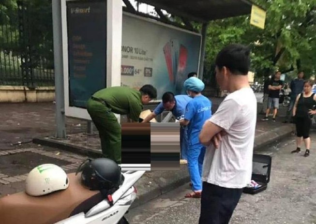 Sau đêm mưa lớn, 1 người lang thang tử vong tại trạm xe buýt