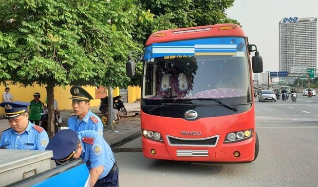 Hành khách tố cáo, xe 29 chỗ nhét 73 người bị bắt tại trận