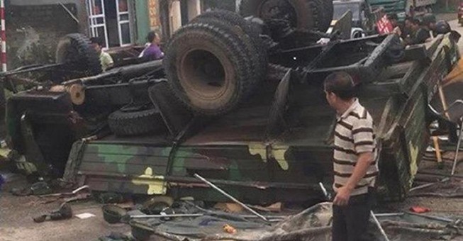 Xe quân sự lật, một số chiến sĩ bị thương