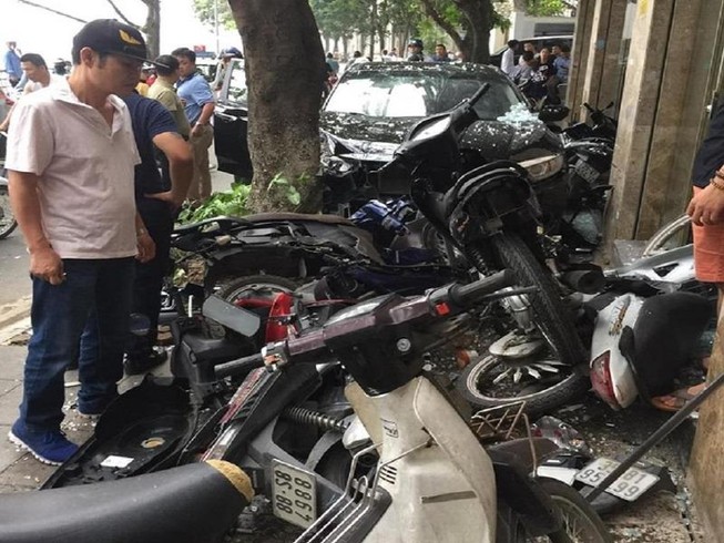 'Xe điên' chồm lên vỉa hè, lùa 6 xe máy