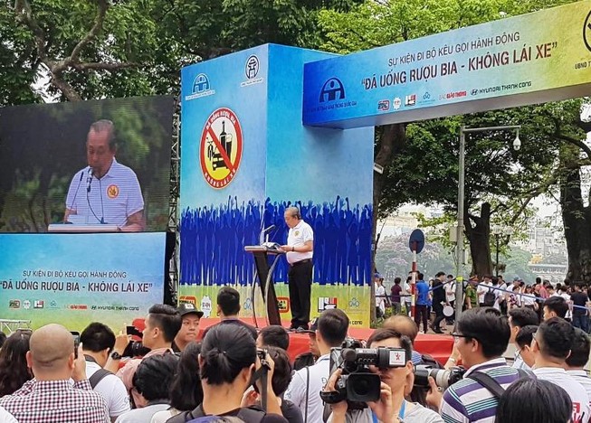 Phó Thủ tướng đi bộ, kêu gọi đã uống rượu bia thì không lái xe
