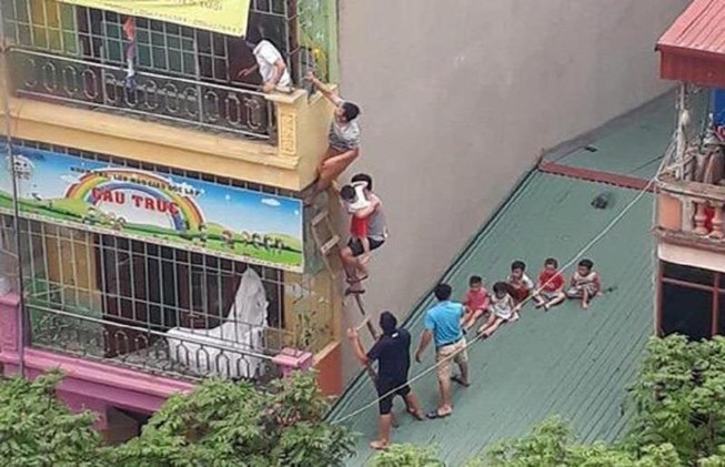 Cháy trường mầm non, cô trò đỡ nhau trèo qua mái nhà