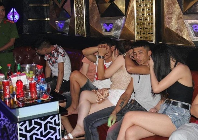 Quán karaoke 'chứa' hơn 50 nam nữ bay lắc cùng ma túy