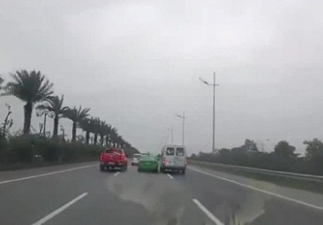 Khiếp sợ 2 tài xế tạt đầu nhau trên cao tốc vì không cho vượt