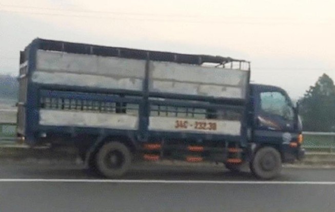 Xe tải chạy ngược chiều 'như điên' trên cao tốc