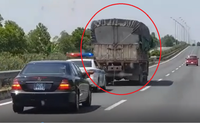 Tước bằng lái tài xế không nhường đường cho xe cảnh sát
