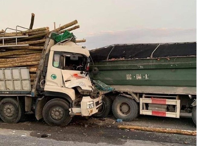 Tông vào ô tô nổ lốp, hai người trên xe tải thiệt mạng