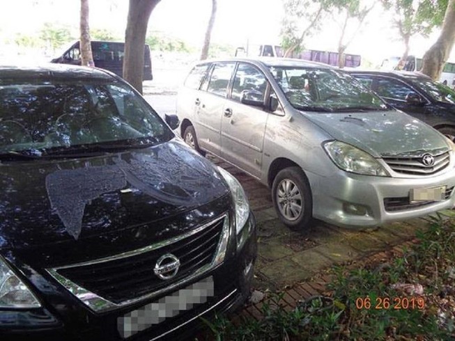 2 ô tô nghi bị kẻ xấu đổ hóa chất
