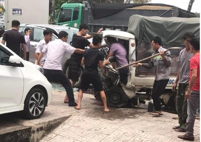 Đầu xe tải bẹp dúm sau cú tông trực diện vào ô tô