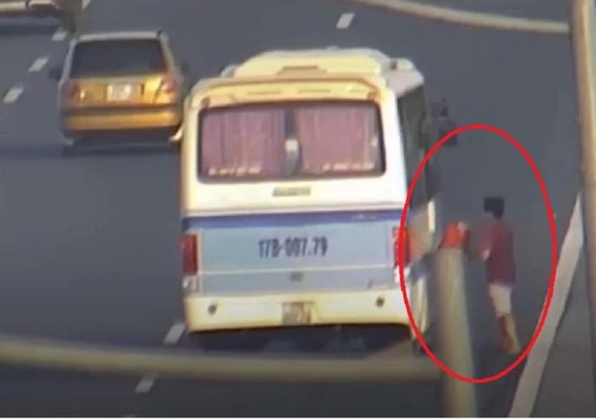 Tài xế dừng xe giữa cao tốc để nhận đồ bị tước bằng lái
