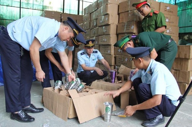 Đột kích kho chứa 8.400 chiếc cốc nghi giả mạo hàng Thái Lan