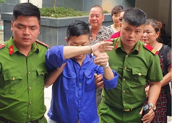 Hưng 'kính' liên tục che mặt khi phóng viên chụp ảnh