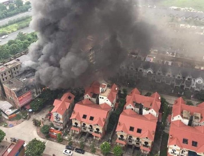 Cháy lớn ở Hà Nội, cột khói bốc cao hàng trăm mét