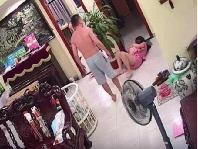 Mặc vợ ôm con nhỏ mới sinh, chồng đánh đập không thương tiếc