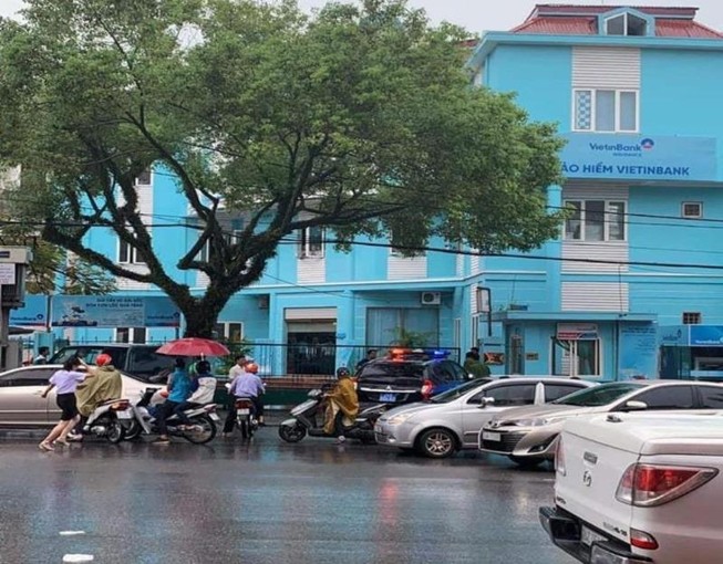 Cầm kiếm xông vào cướp ngân hàng