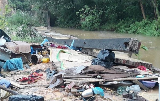 Mưa khủng khiếp, 3 người bị tường rào đè tử vong
