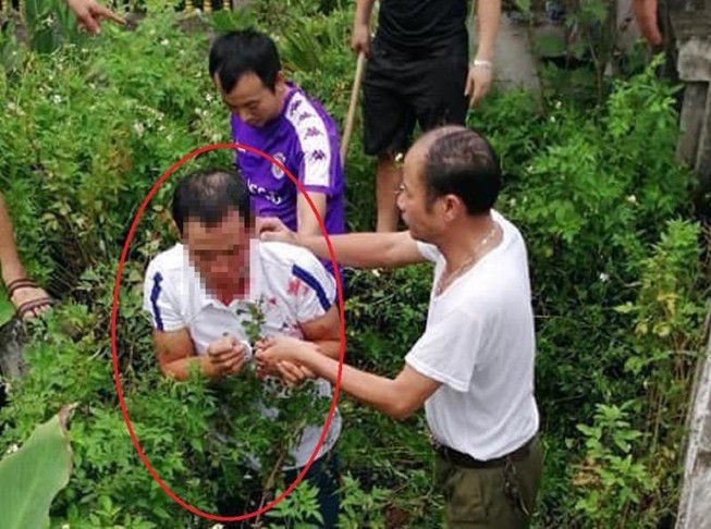 Thanh niên bị dân làng vây đánh vì đột nhập vào nhà ôm bé gái