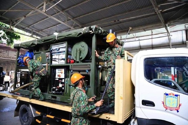 Hình ảnh Binh chủng Hóa học tẩy độc ở Công ty Rạng Đông