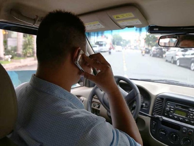 Bộ Công an đề xuất luật hóa cấm dùng điện thoại khi lái ô tô