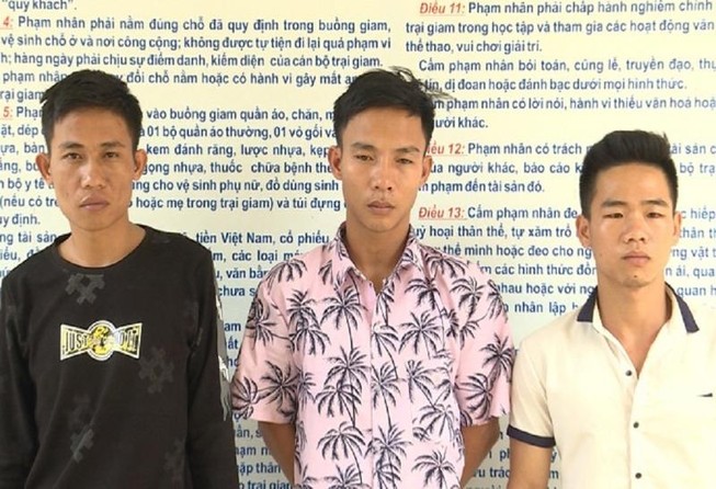 Chủ quán karaoke thuê đàn em nhốt nữ tiếp viên