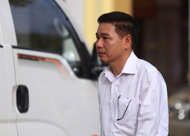 Ra nghĩa trang tiêu hủy 16 đĩa CD chứng cứ gian lận điểm