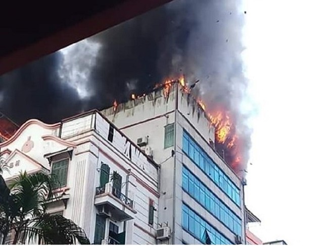Hà Nội: Cháy lớn tòa nhà 8 tầng, dân văn phòng chạy tán loạn