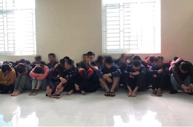 200 cảnh sát ập vào sới bạc có nhiều 'quý bà'