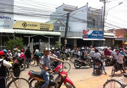 Nữ sinh gọi hội vác mã tấu xử nhau trước cổng trường