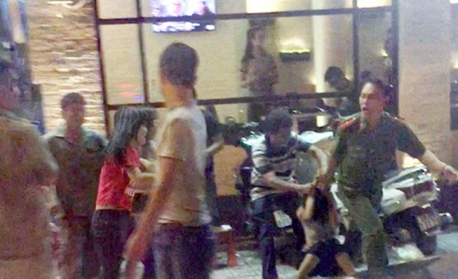 Tạm đình chỉ công an nắm tóc người bán hàng rong